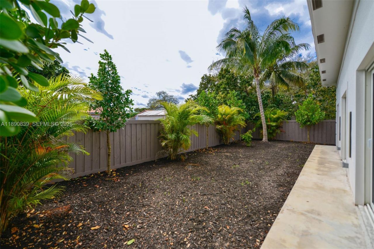 635 SW 9th St, Hallandale Beach, FL 33009 Photo