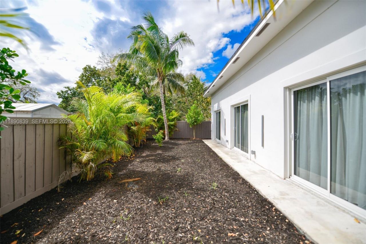 635 SW 9th St, Hallandale Beach, FL 33009 Photo