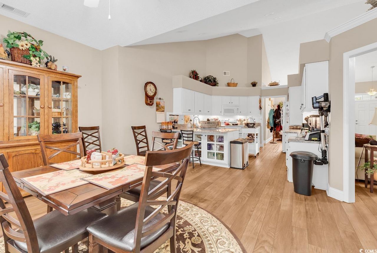 827 Helms Way Photo 17