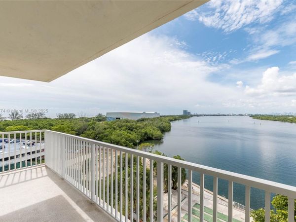 300 Bayview Dr, Unit 716, Sunny Isles Beach, FL 33160