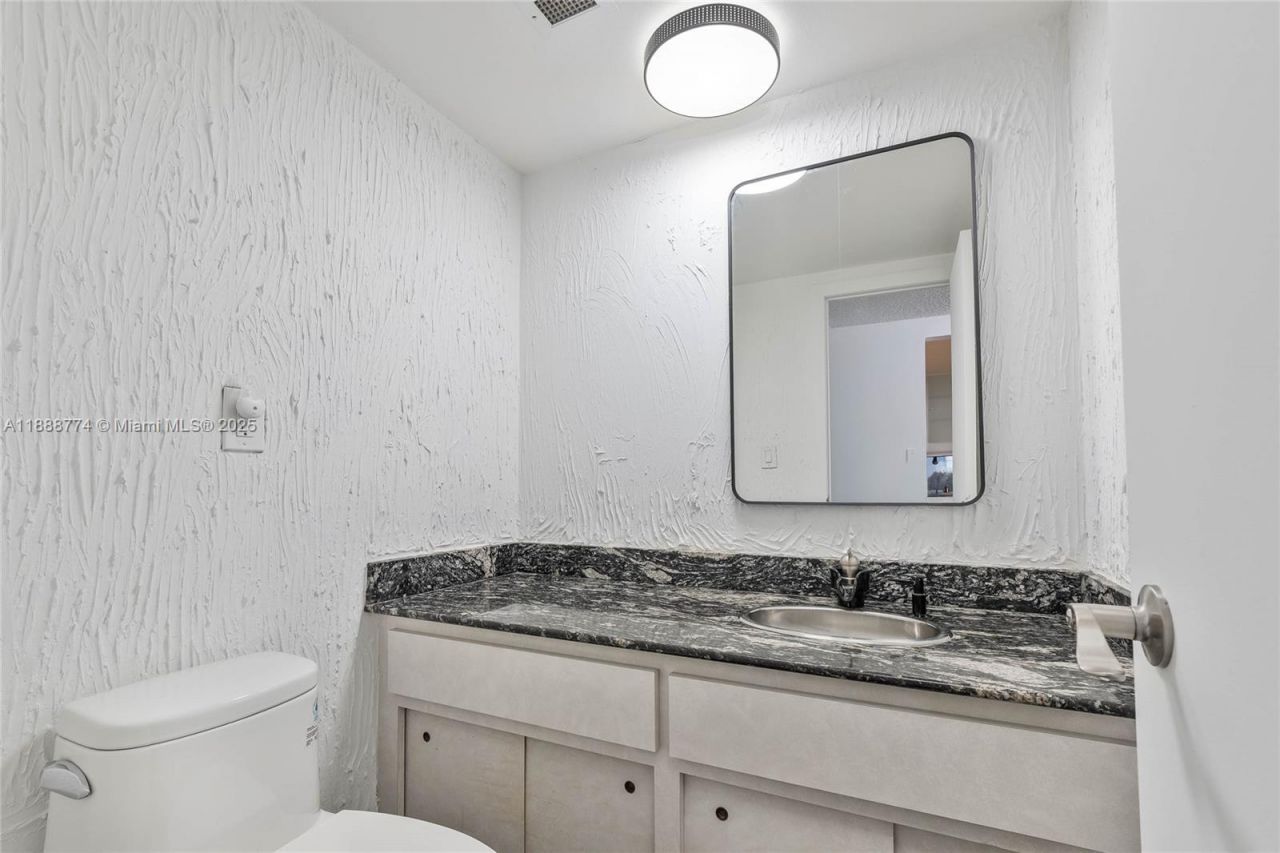 300 Bayview Dr, Unit 716, Sunny Isles Beach, FL 33160 Photo