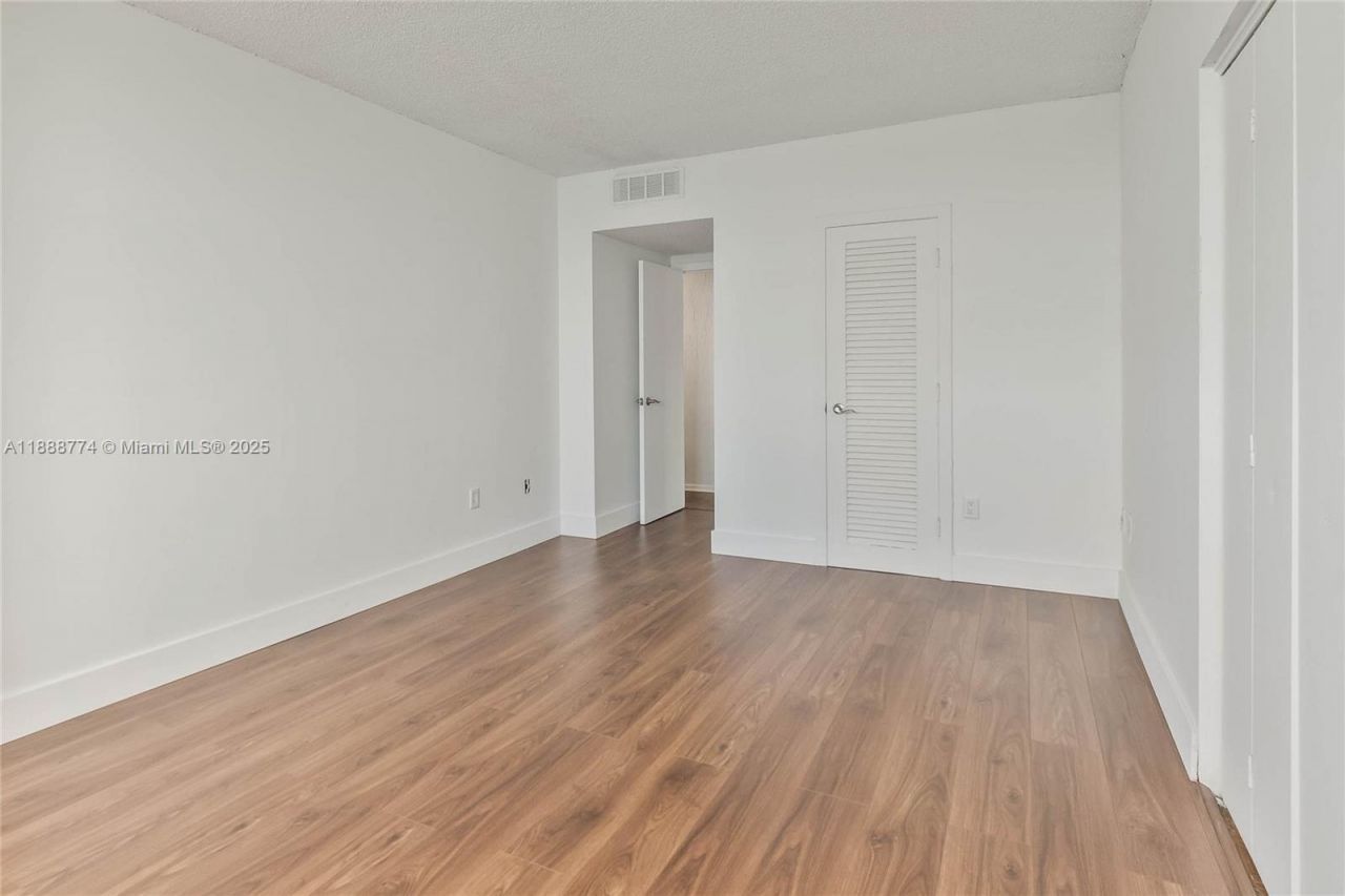 300 Bayview Dr, Unit 716, Sunny Isles Beach, FL 33160 Photo