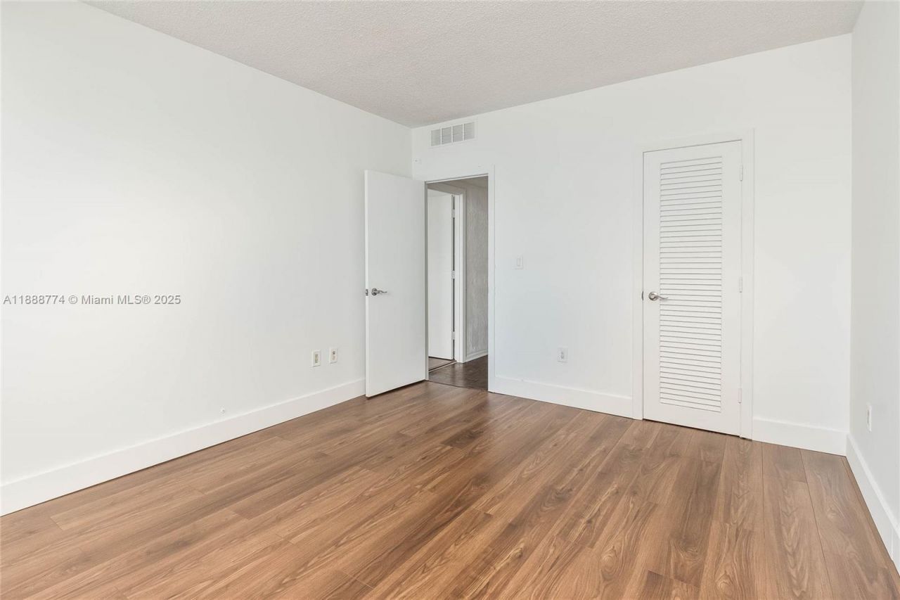 300 Bayview Dr, Unit 716, Sunny Isles Beach, FL 33160 Photo