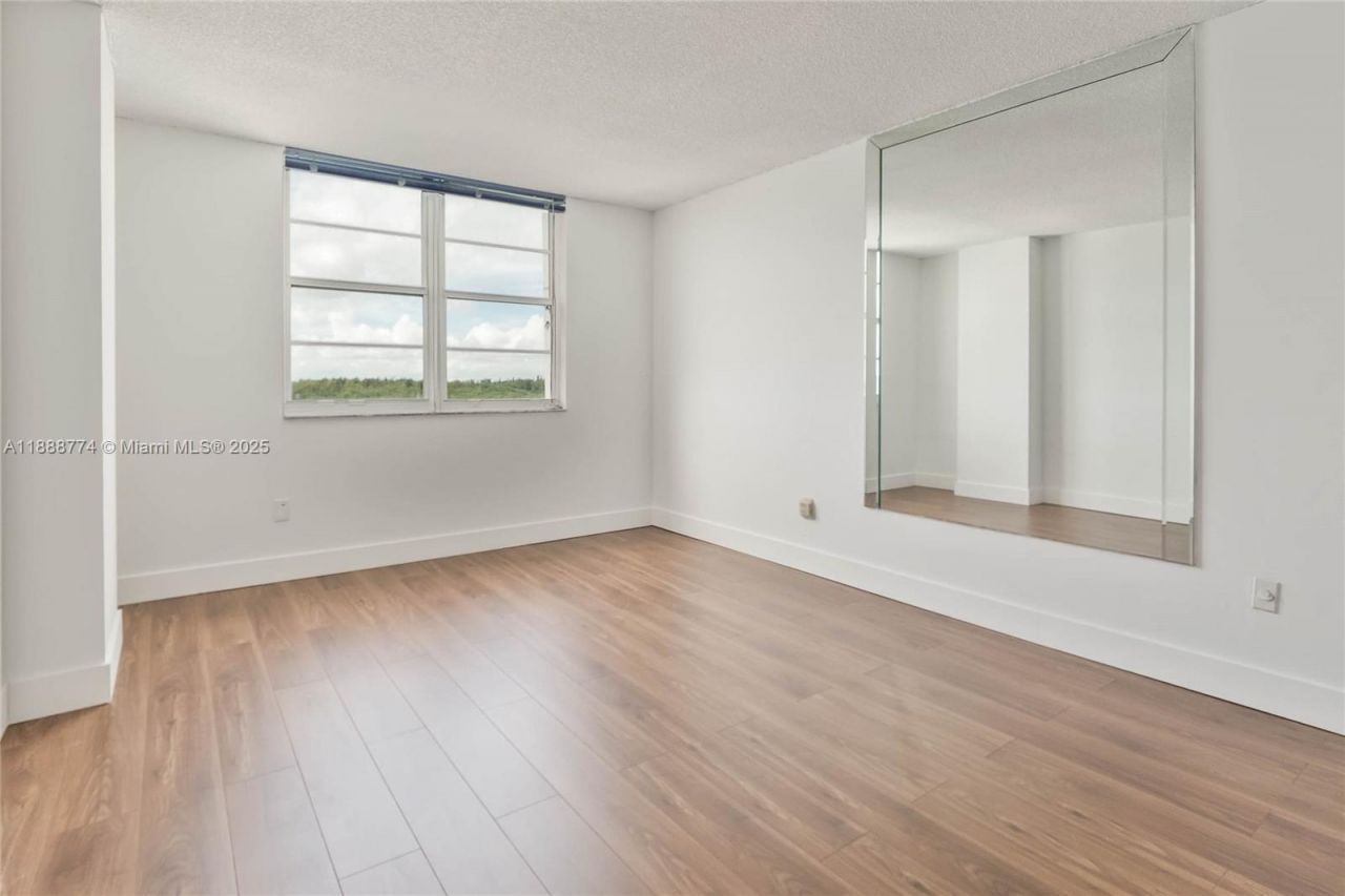 300 Bayview Dr, Unit 716, Sunny Isles Beach, FL 33160 Photo