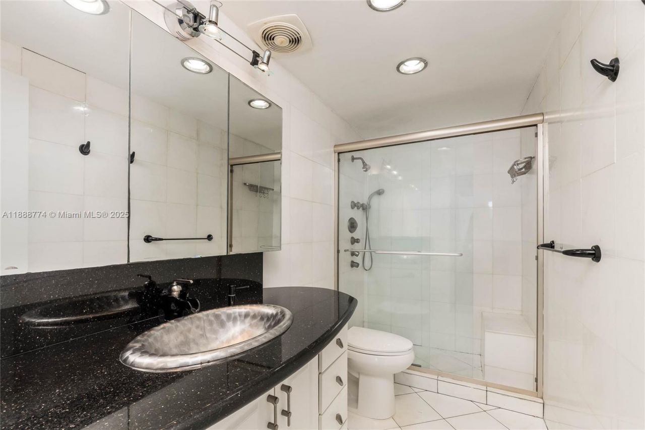 300 Bayview Dr, Unit 716, Sunny Isles Beach, FL 33160 Photo