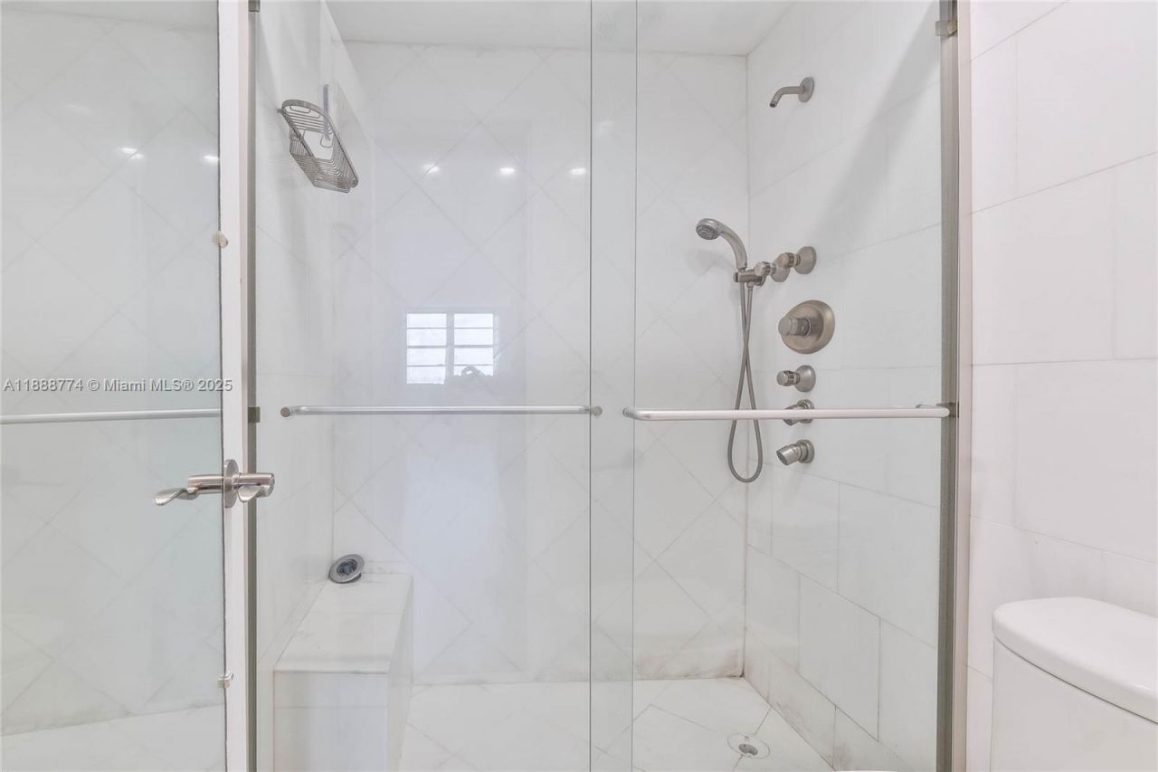 300 Bayview Dr, Unit 716, Sunny Isles Beach, FL 33160 Photo