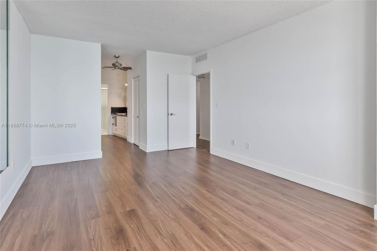 300 Bayview Dr, Unit 716, Sunny Isles Beach, FL 33160 Photo