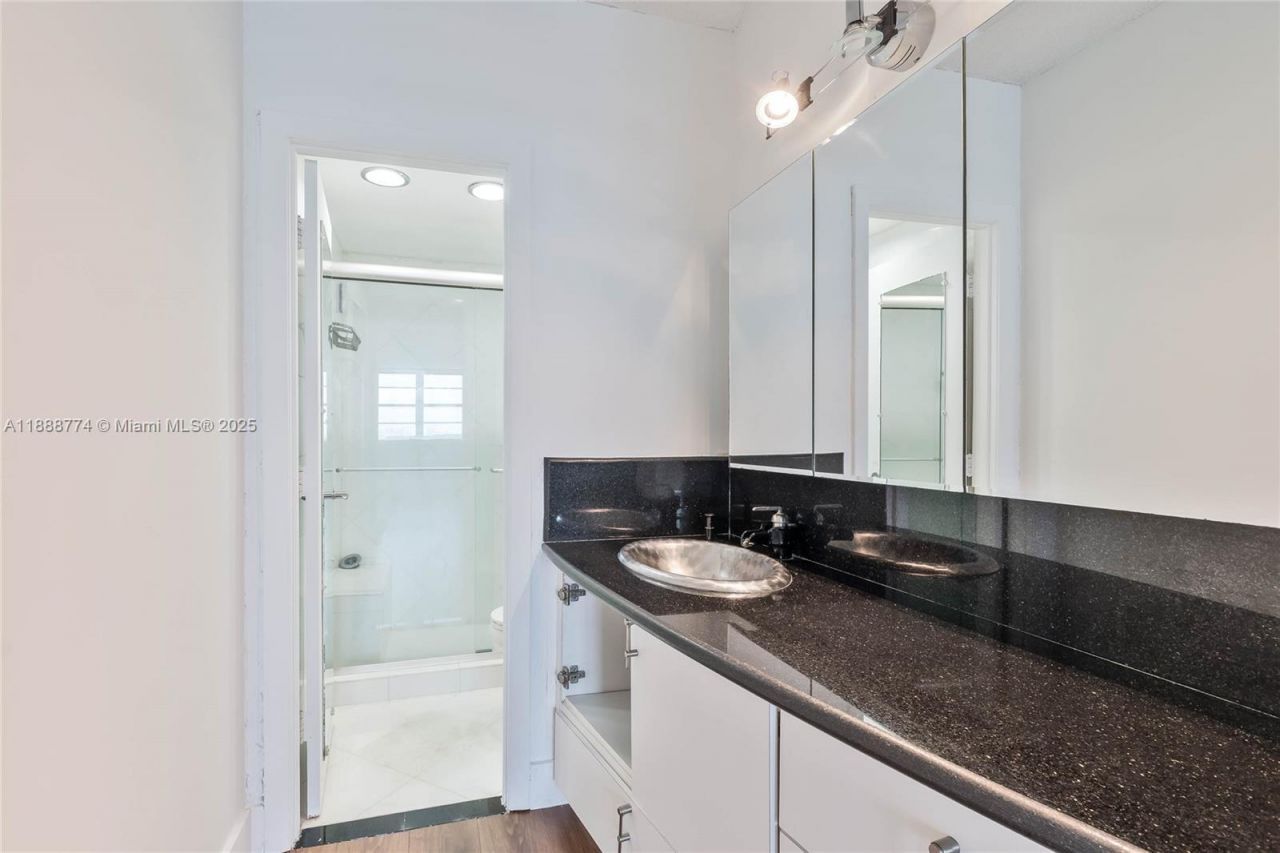 300 Bayview Dr, Unit 716, Sunny Isles Beach, FL 33160 Photo