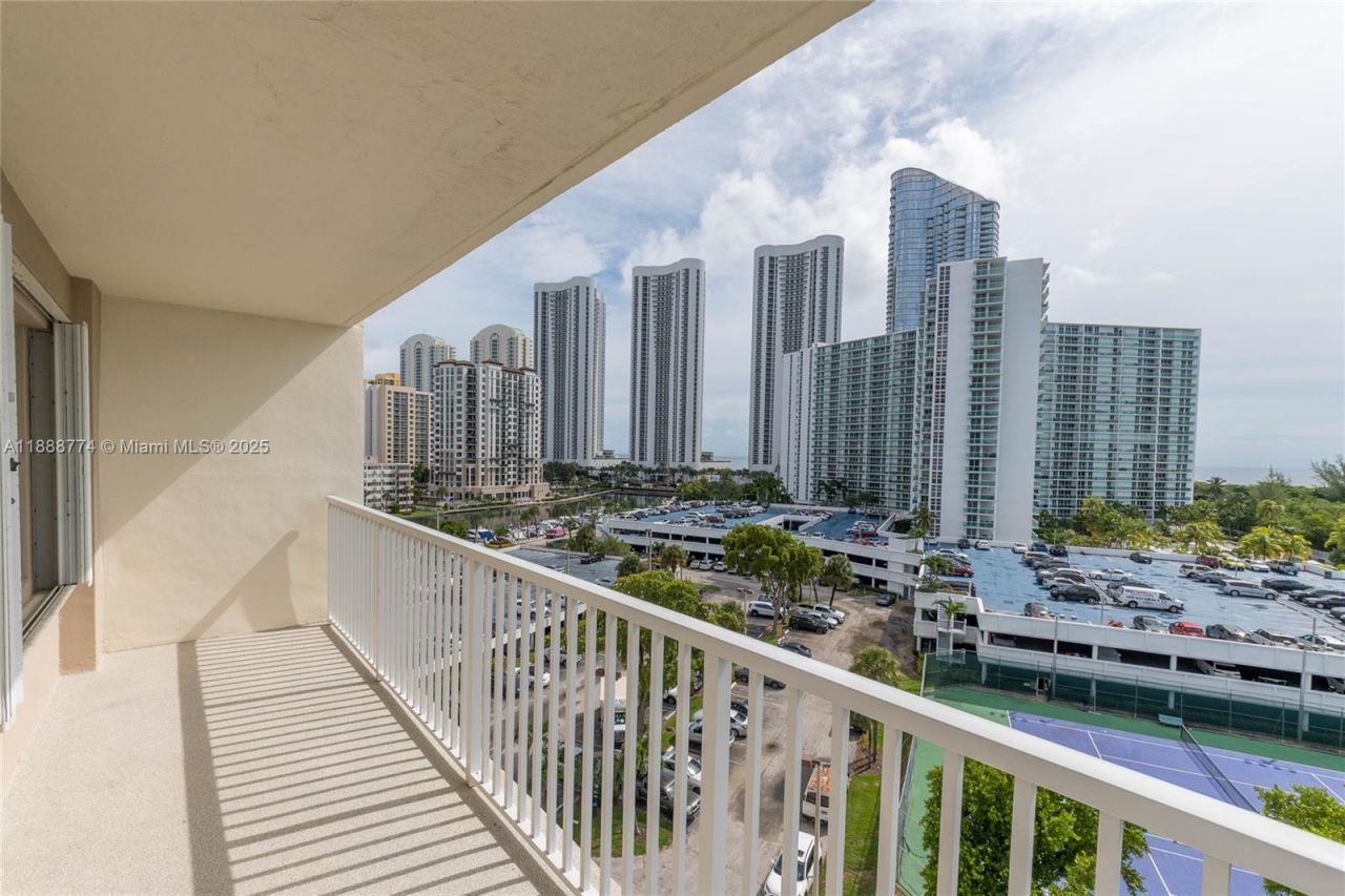 300 Bayview Dr, Unit 716, Sunny Isles Beach, FL 33160 Photo