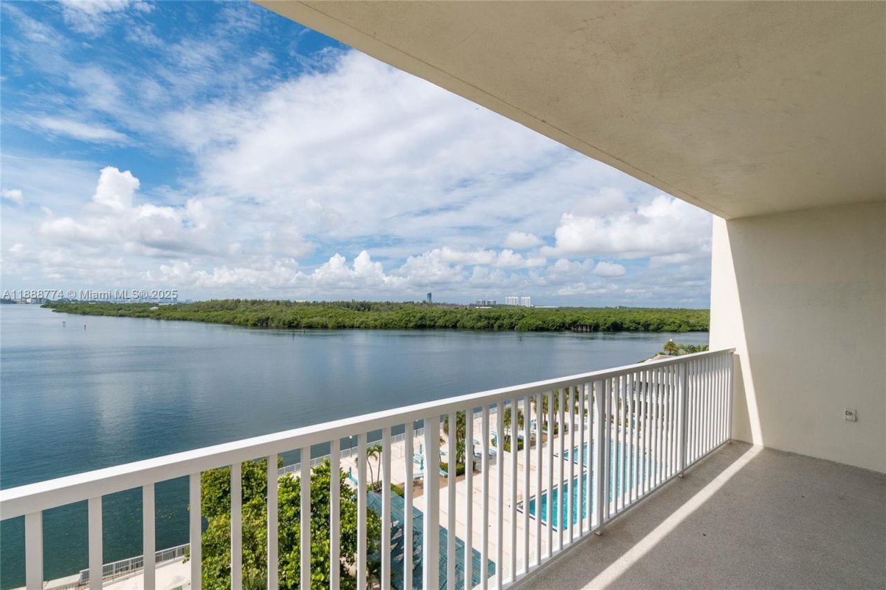 300 Bayview Dr, Unit 716, Sunny Isles Beach, FL 33160 Photo