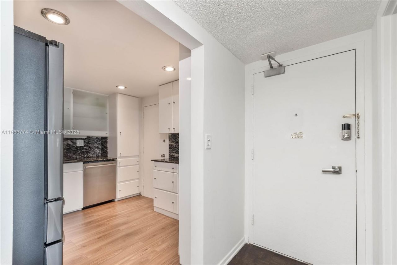 300 Bayview Dr, Unit 716, Sunny Isles Beach, FL 33160 Photo