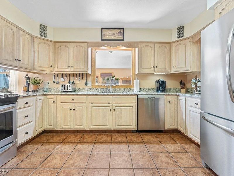 853 Fairway Drive, Alliance, OH 44601 Photo 3