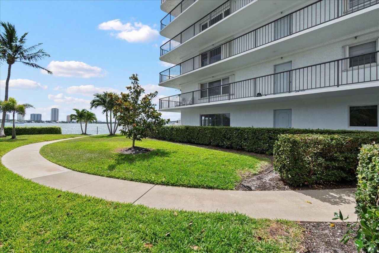 3040 Lake Shore Drive, Unit 101, Riviera Beach, FL 33404 Photo