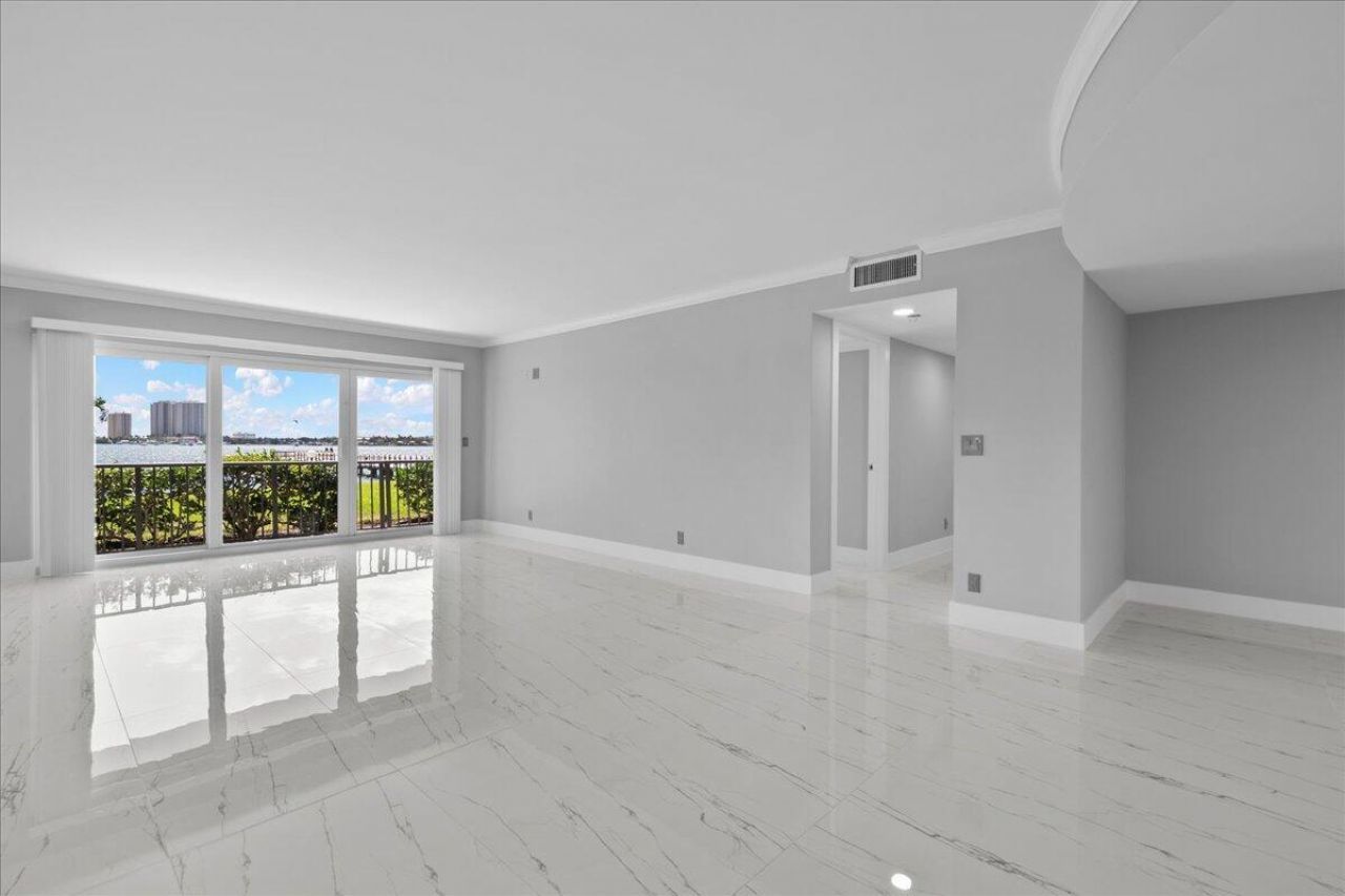 3040 Lake Shore Drive, Unit 101, Riviera Beach, FL 33404 Photo