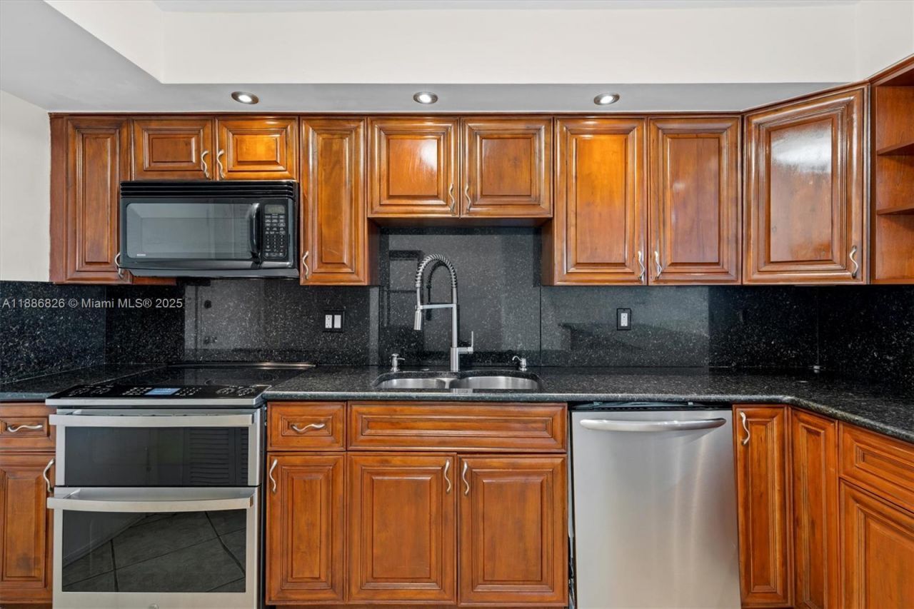 200 Diplomat Pkwy, Unit 825, Hallandale Beach, FL 33009 Photo