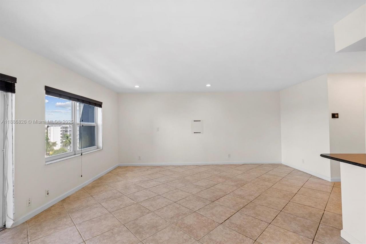 200 Diplomat Pkwy, Unit 825, Hallandale Beach, FL 33009 Photo