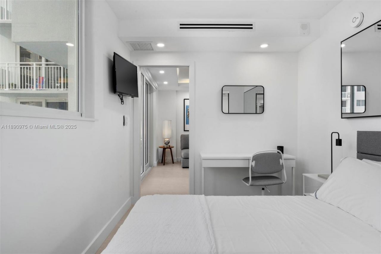 345 Ocean Dr, Unit 326, Miami Beach, FL 33139 Photo