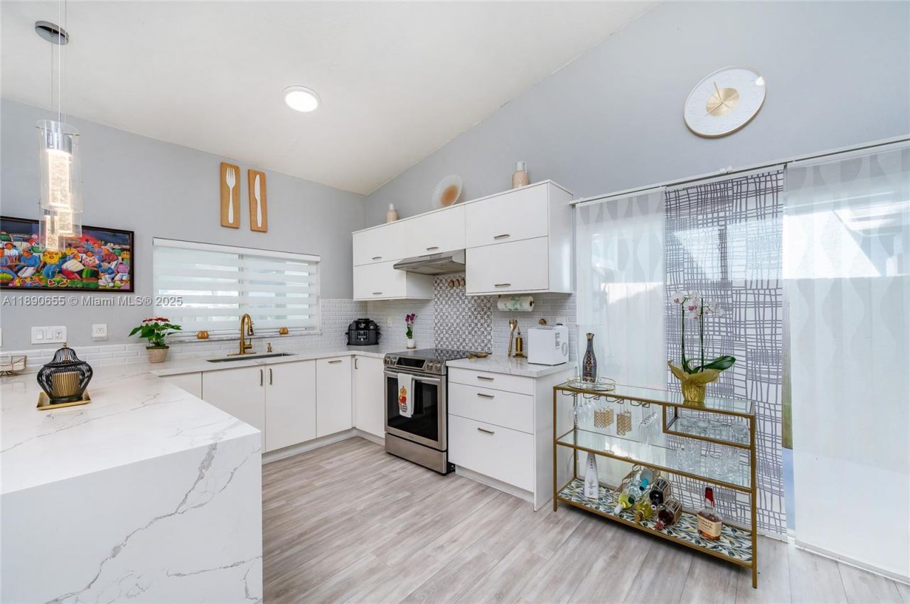 10048 SW 221st St, Cutler Bay, FL 33190 Photo