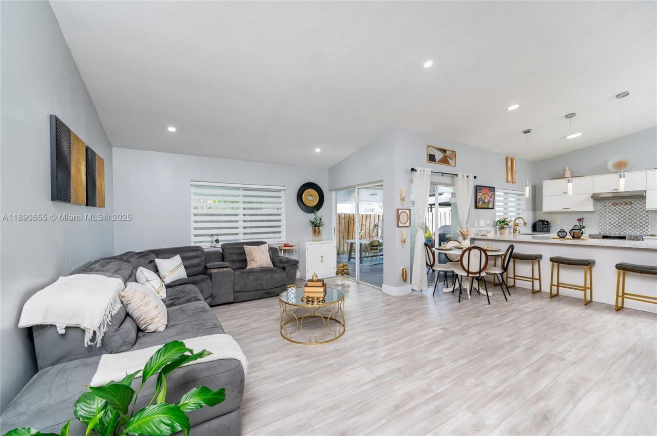 10048 SW 221st St, Cutler Bay, FL 33190 Photo