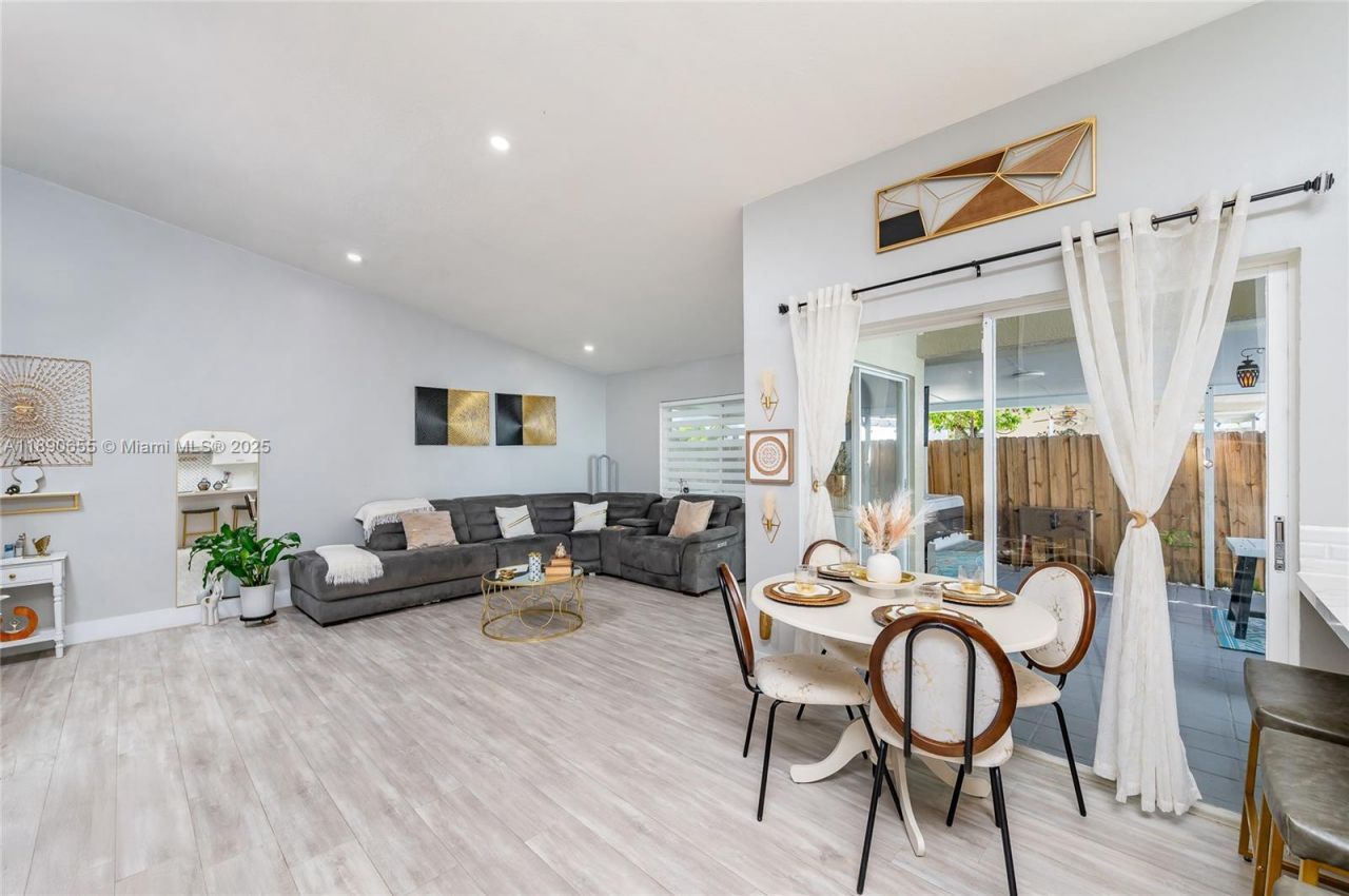 10048 SW 221st St, Cutler Bay, FL 33190 Photo