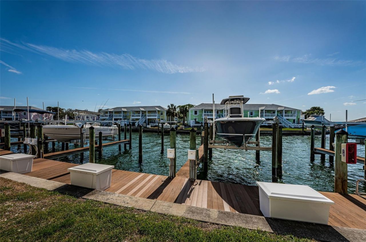 5196 Beach Drive Se, Unit B, Saint Petersburg, FL 33705 Photo