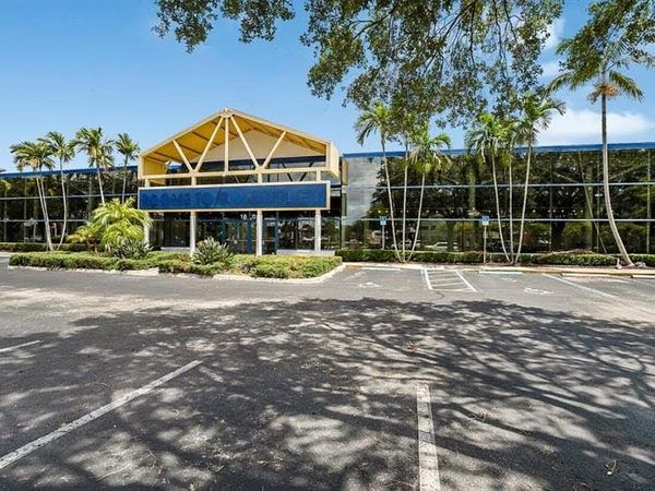 1605 W Oakland Park Blvd, Oakland Park, FL 33311