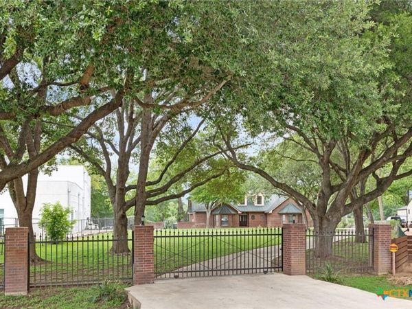 640 Woodlake Drive, McQueeney, TX 78123