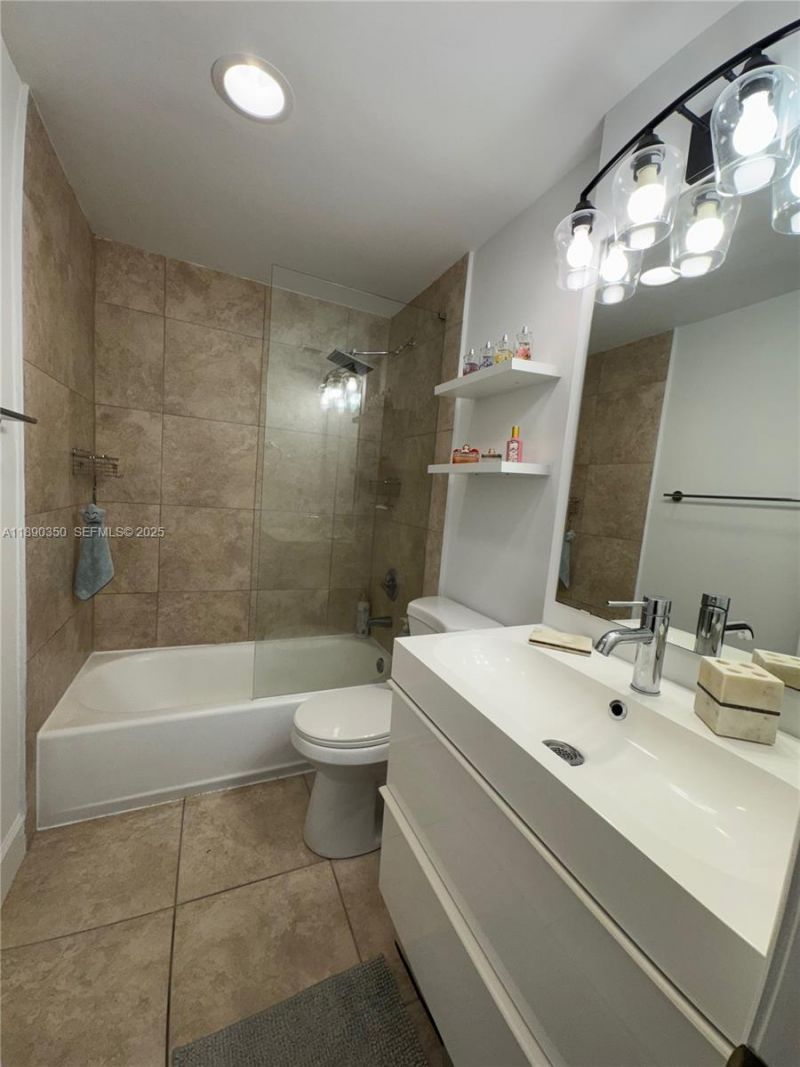 7501 E Treasure Dr, Unit 7L, North Bay Village, FL 33141 Photo