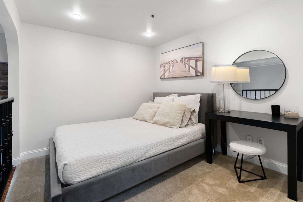 377 King Street Photo 12