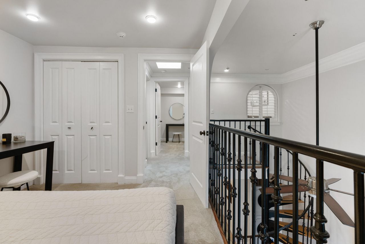 377 King Street Photo 13