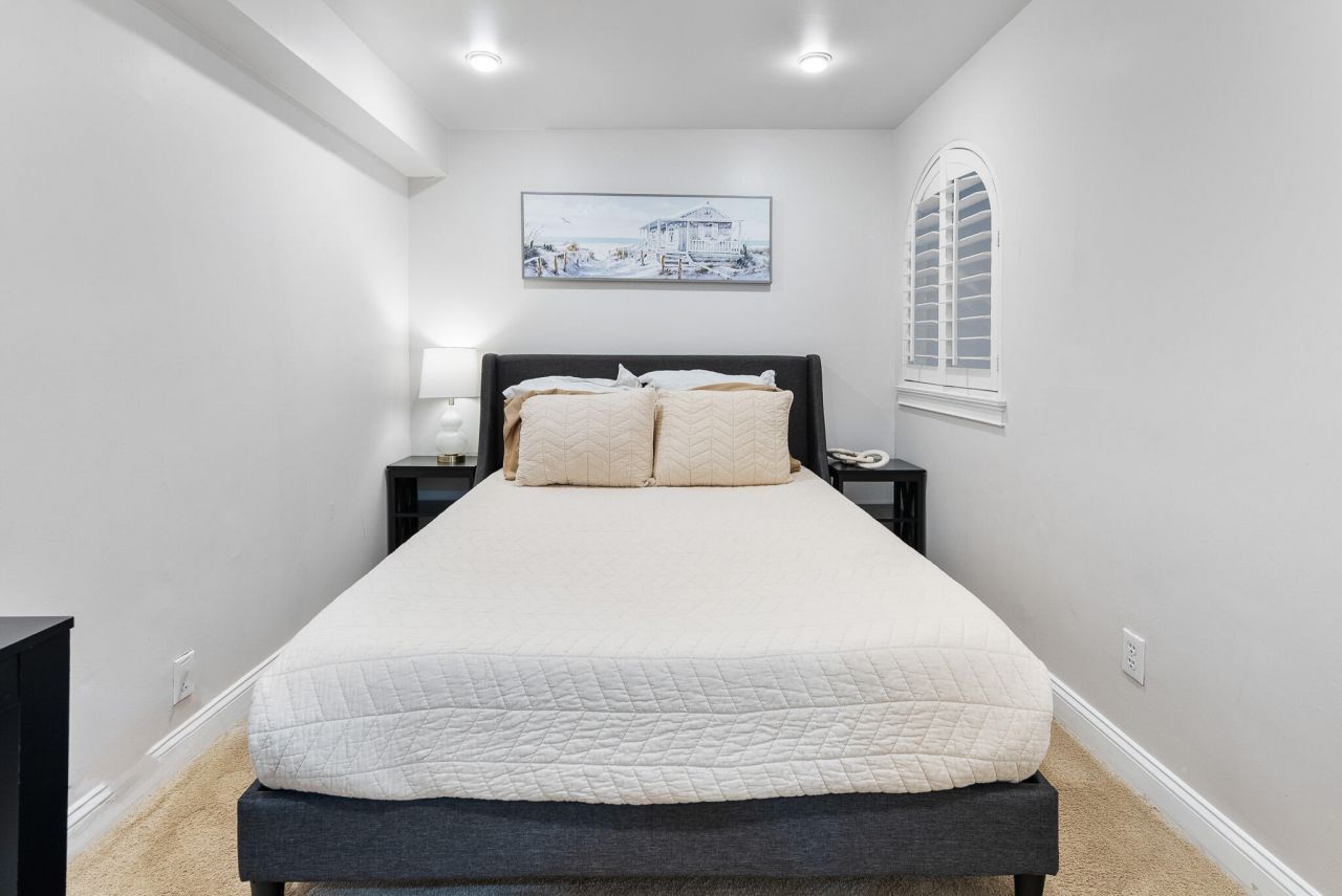 377 King Street Photo 16