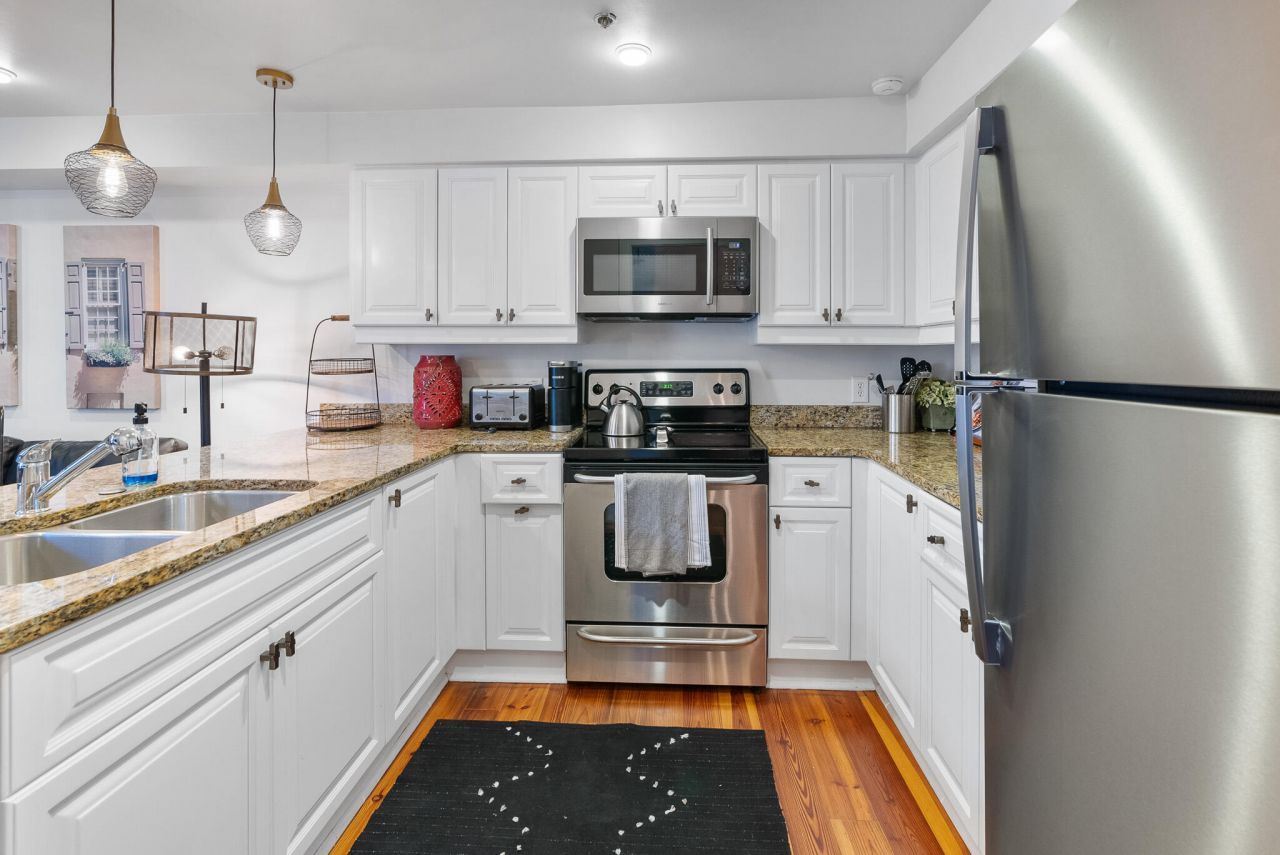 377 King Street Photo 4