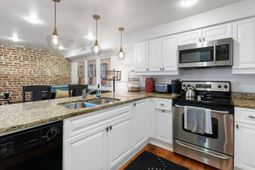 377 King Street photo 4