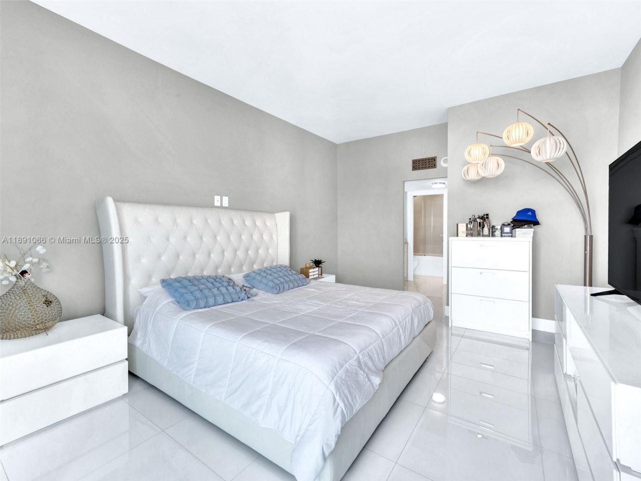 100 Bayview Dr, Unit PH01, Sunny Isles Beach, FL 33160 Photo