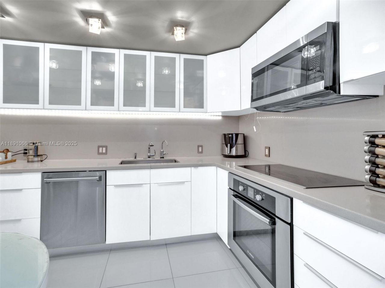 100 Bayview Dr, Unit PH01, Sunny Isles Beach, FL 33160 Photo