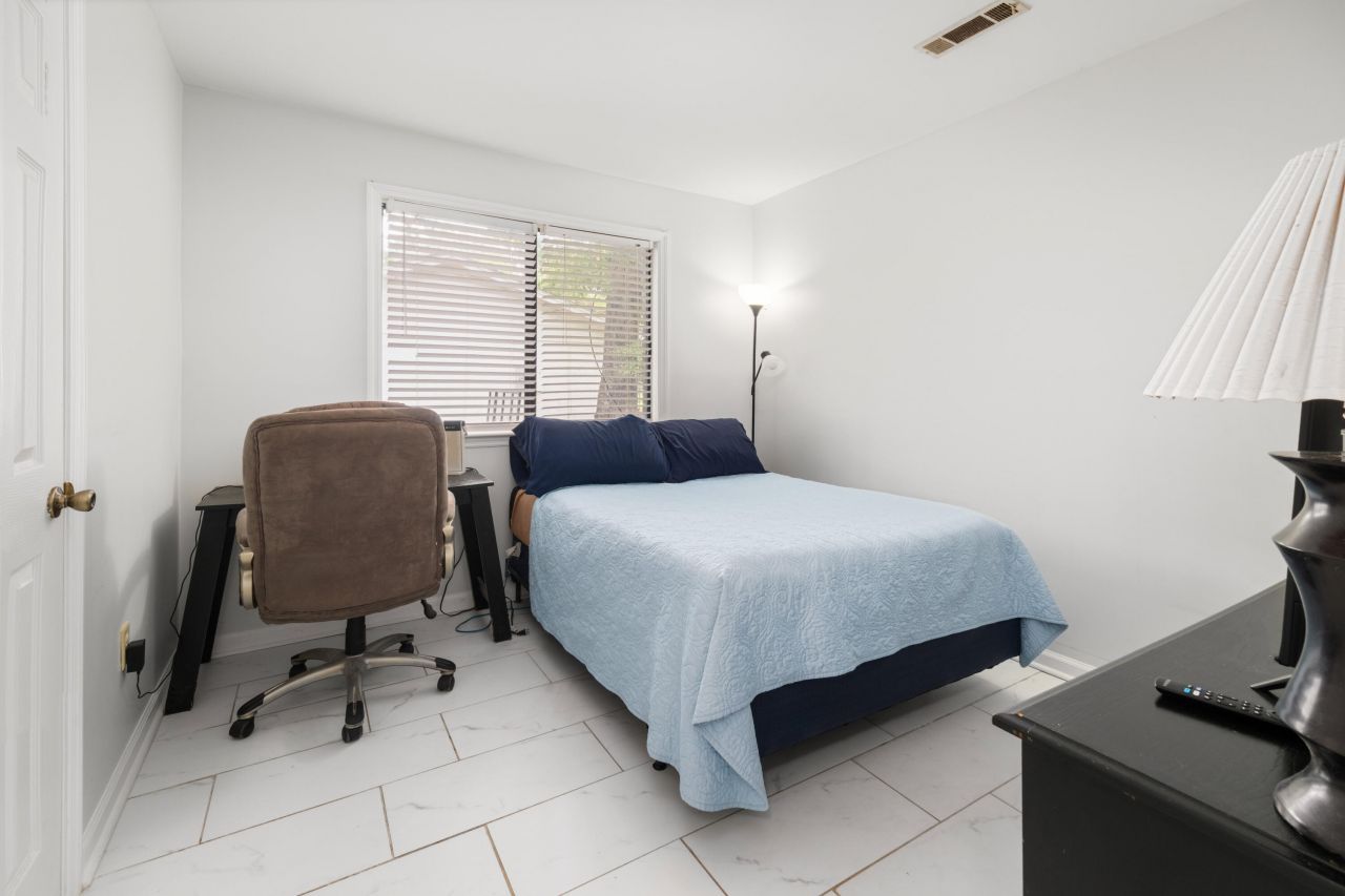 1815 Walsingham Way Photo 17