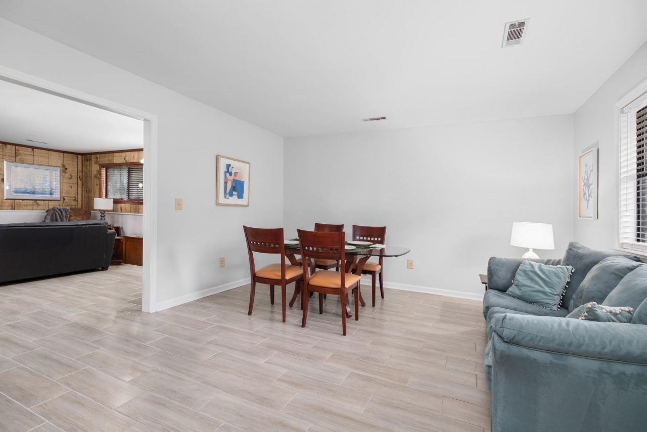 1815 Walsingham Way Photo 4