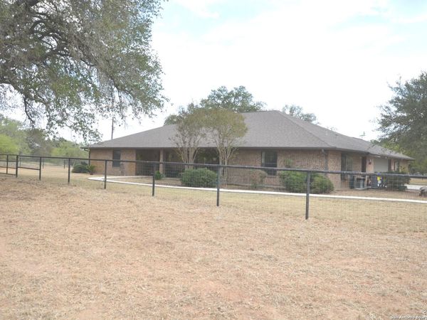 1219 County Road 761, Devine, TX 78016