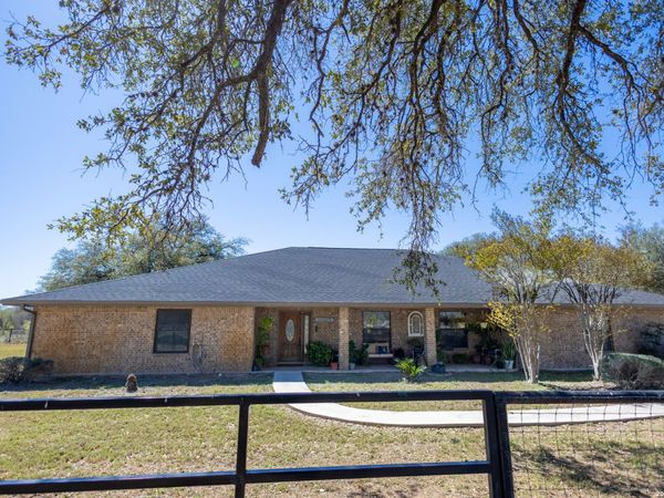 1219 County Road 761, Devine, TX 78016