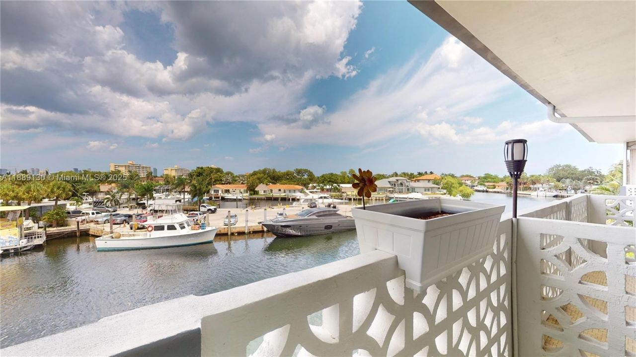 13105 Ixora Ct, Unit 303, North Miami, FL 33181 Photo