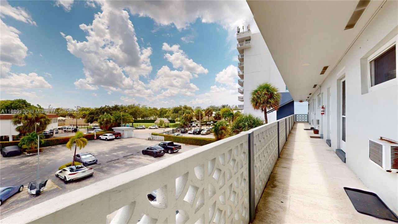 13105 Ixora Ct, Unit 303, North Miami, FL 33181 Photo