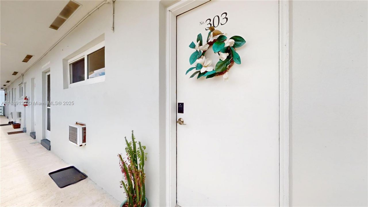 13105 Ixora Ct, Unit 303, North Miami, FL 33181 Photo