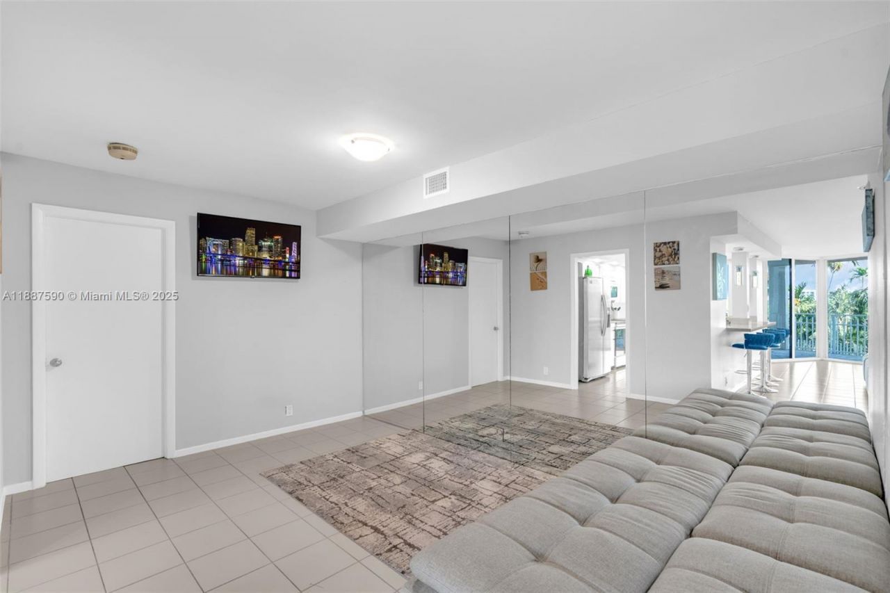 1000 Quayside Ter, Unit 505, Miami, FL 33138 Photo