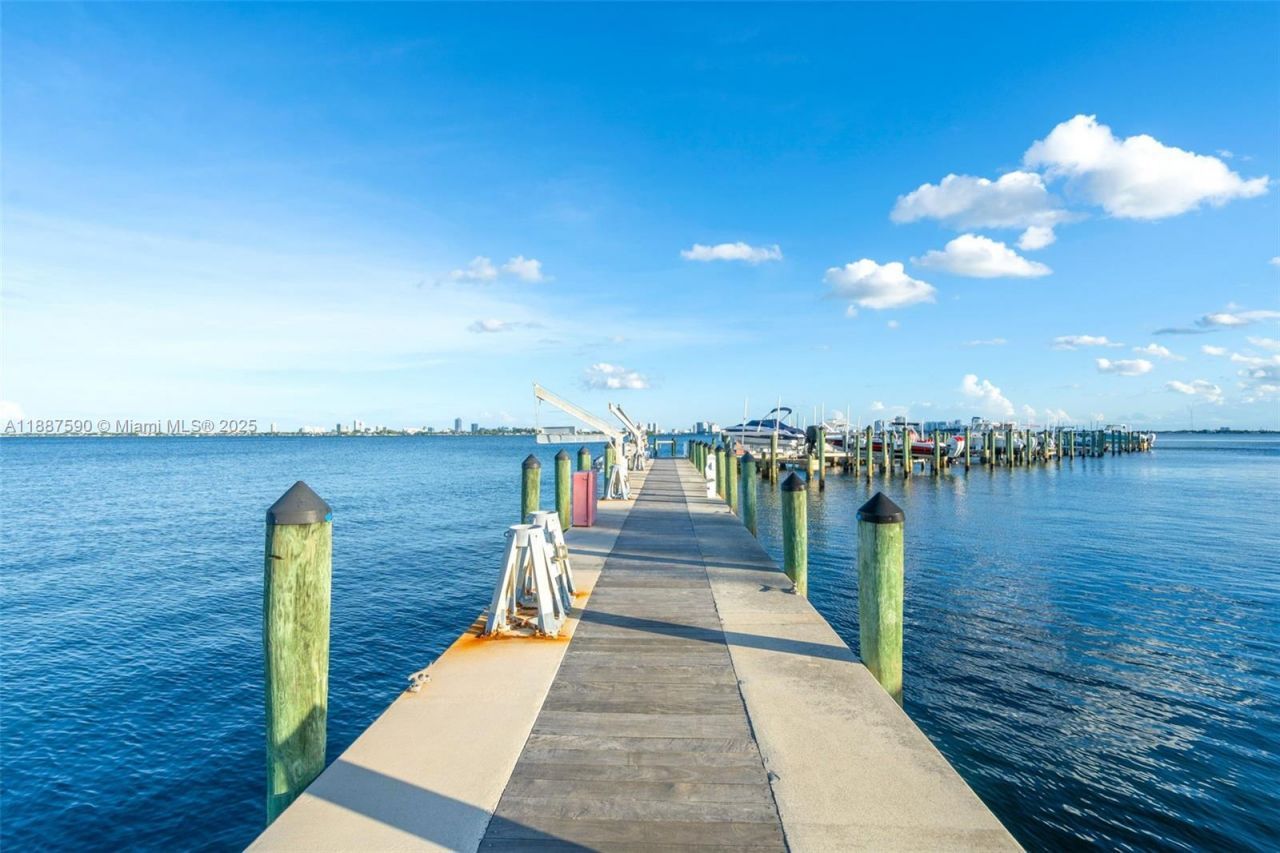 1000 Quayside Ter, Unit 505, Miami, FL 33138 Photo