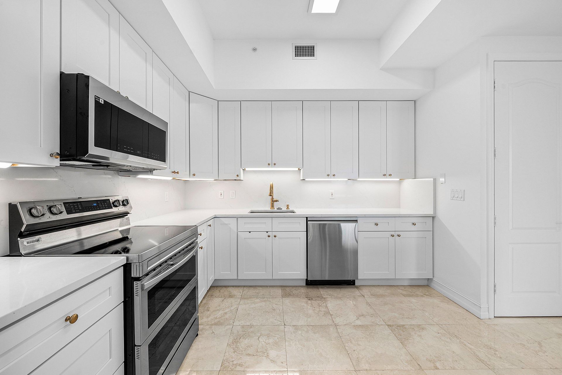 550 SE Mizner Boulevard, Unit B906, Boca Raton, FL 33432 Photo