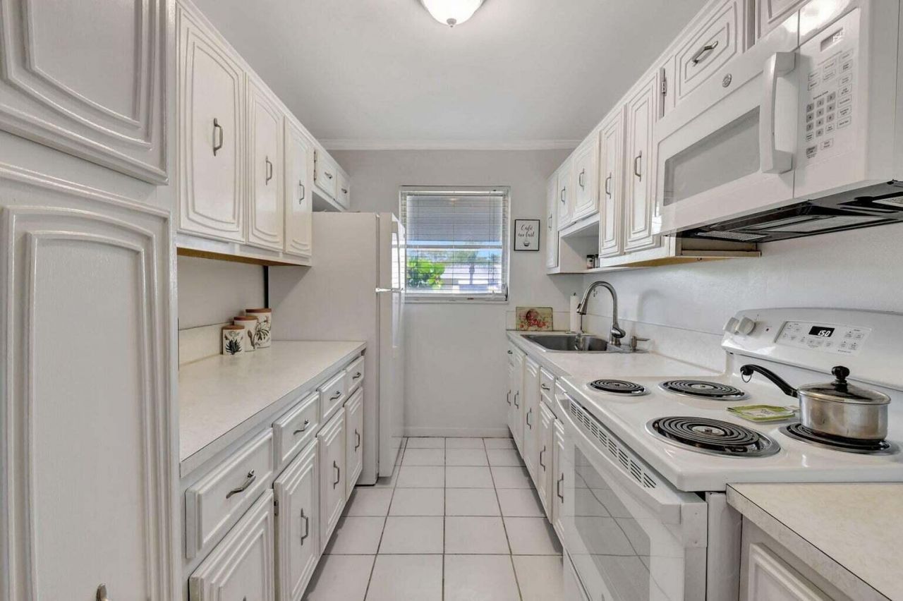 170 High Point Terrace E, Unit Apt B, Delray Beach, FL 33445 Photo