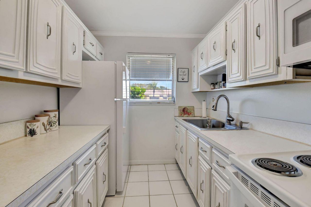 170 High Point Terrace E, Unit Apt B, Delray Beach, FL 33445 Photo