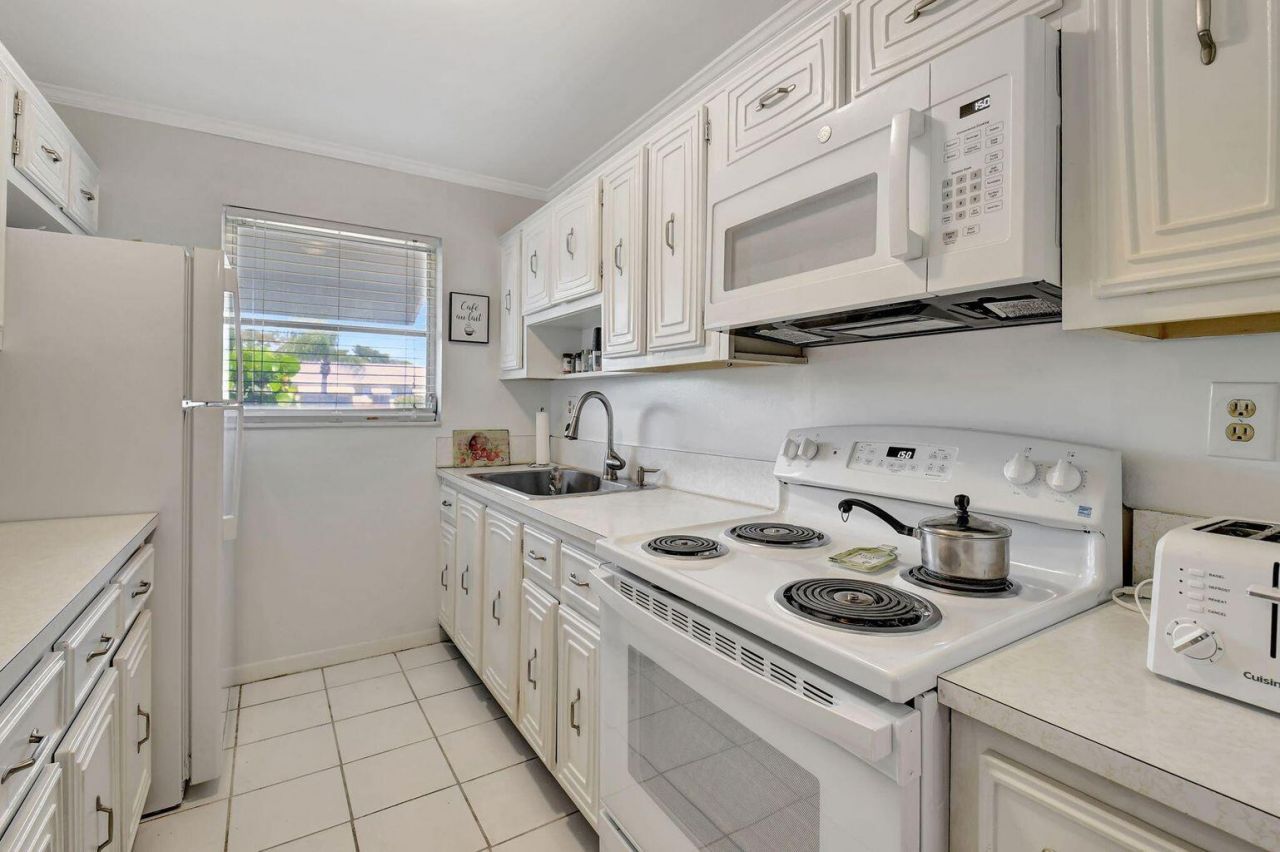 170 High Point Terrace E, Unit Apt B, Delray Beach, FL 33445 Photo
