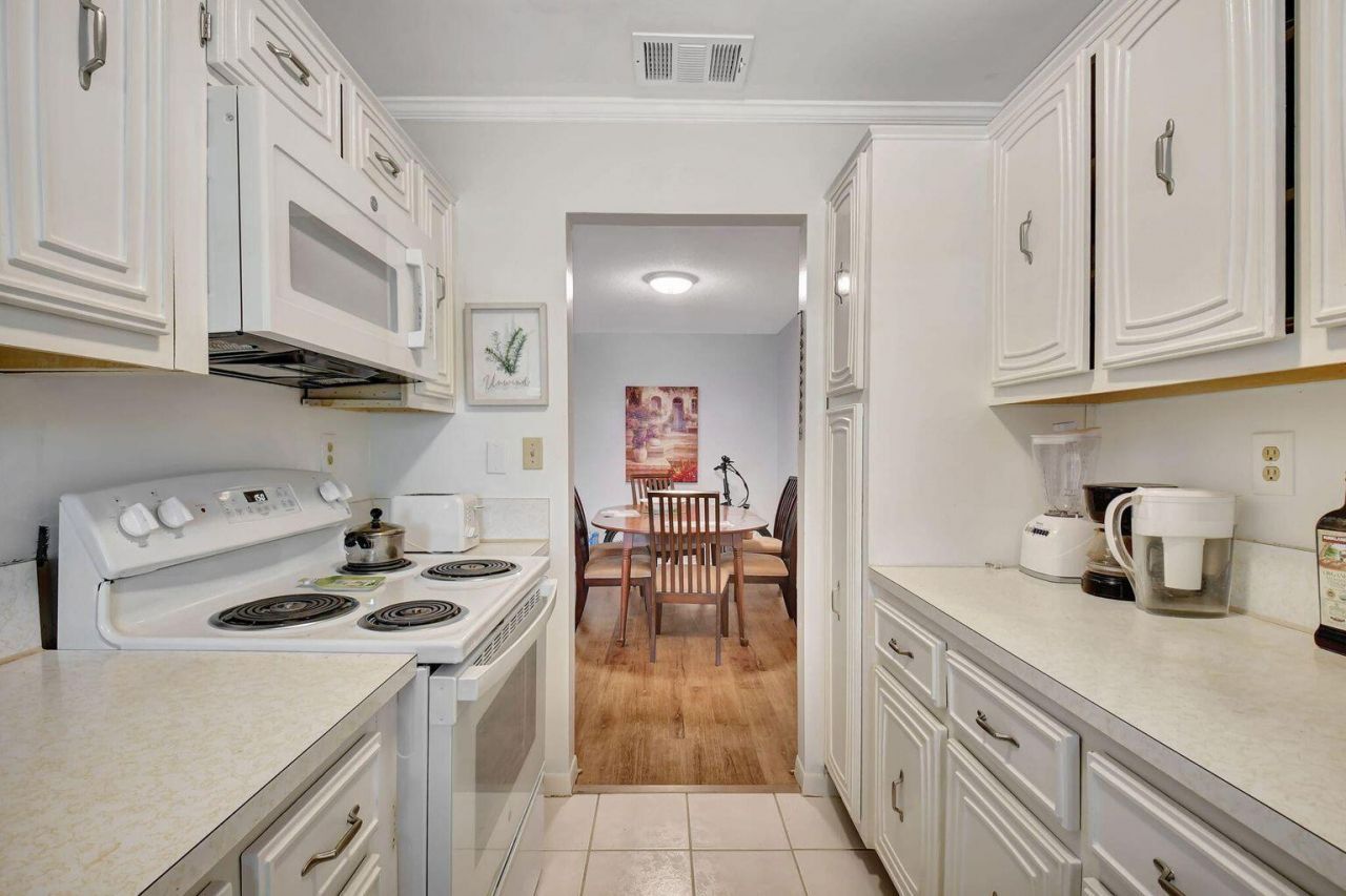 170 High Point Terrace E, Unit Apt B, Delray Beach, FL 33445 Photo