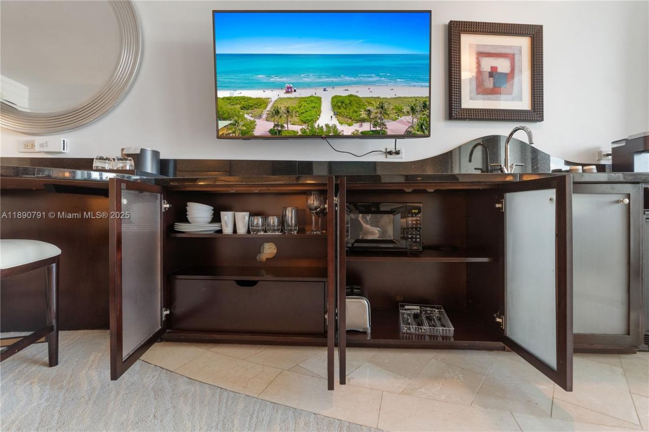 4391 Collins Ave, Unit 402, Miami Beach, FL 33140 Photo